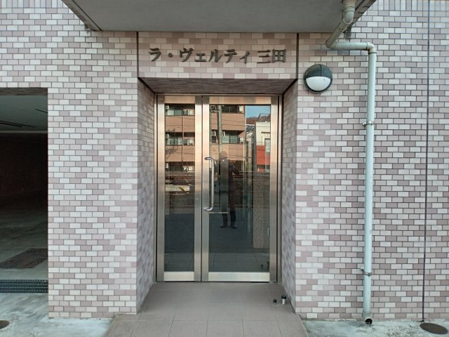 川崎市多摩区三田２丁目の賃貸マンションのエントランス