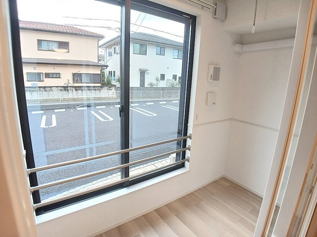 リブス並木Ⅱのバルコニー|明るい色調の室内です
