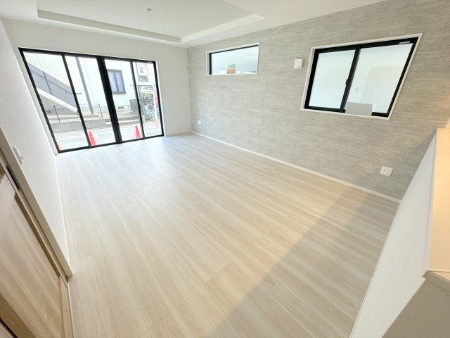 【居間・リビング】 | 川越市砂　新築一戸建住宅　全１棟　(ふじみ野店) | 折上げ天井による広々としたリビングとなります。