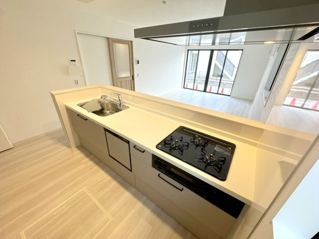 【キッチン】 | 川越市砂　新築一戸建住宅　全１棟　(ふじみ野店) | ビルトイン食洗機完備の家族との会話が自然と増える対面式キッチン。