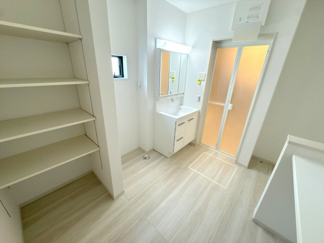 【脱衣所】 | 川越市砂　新築一戸建住宅　全１棟　(ふじみ野店) | タオルや洗剤などを収納できる可動棚完備。洗面台は三面鏡で朝の身支度もばっちり。