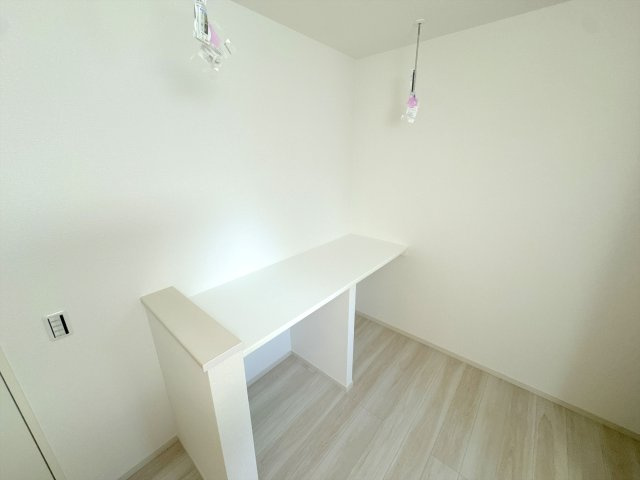 【ランドリースペース】 | 川越市砂　新築一戸建住宅　全１棟　(ふじみ野店) | 雨の日でも室内で干せるホスクリーン完備。アイロンや衣類を畳んだりできる多機能なカウンターもございます。