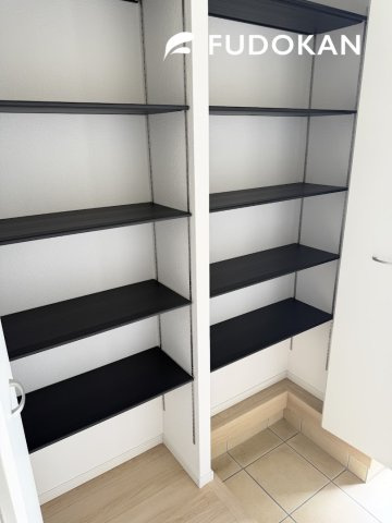 山形市あさひ町第1【新築建売】3号棟の収納|大きいシューズボックスはどんどん増える靴を散らかさずに収納できます。