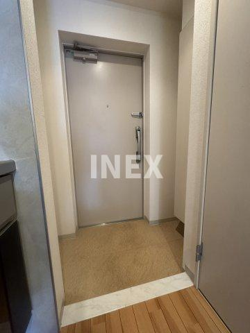 横浜市神奈川区松本町５丁目の賃貸マンションの玄関