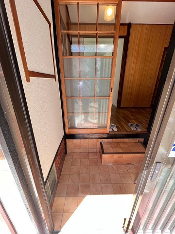 春日荘の玄関