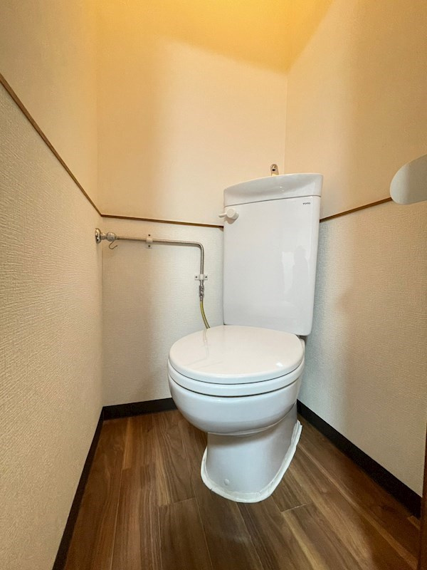 東須磨八木マンションのトイレ|落ち着いた色調のトイレです