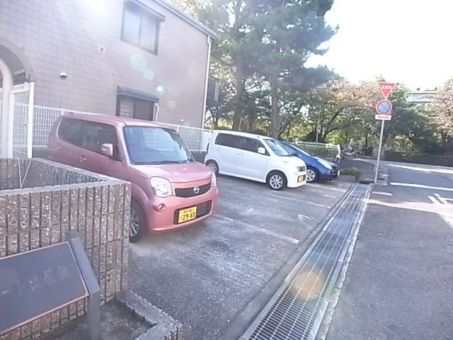コンフォート出屋敷の駐車場