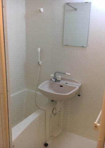 レオパレスプロパッサ大泉の浴室|ゆったり過ごせるお風呂です