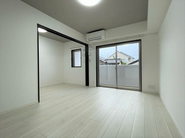 KL TOJIN EASTの居間・リビング
