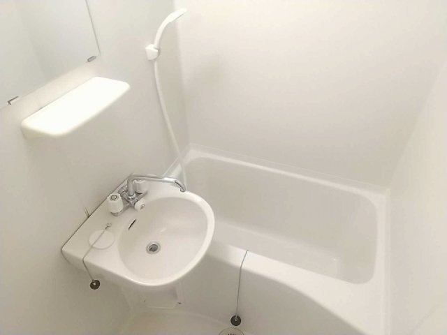 レオパレスサンフローラの浴室|コンパクトで使いやすいお風呂です