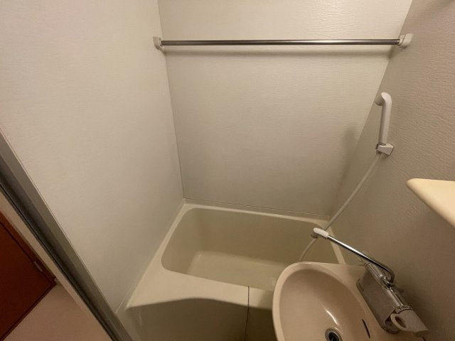 レオパレスボヌールの浴室|日々の疲れを癒すお風呂付です