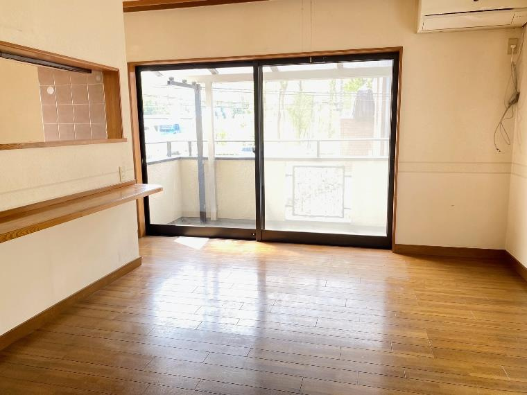 あたご戸建の居間・リビング|おしゃれな居間です