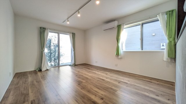 新座市野火止5丁目戸建の居間・リビング|エアコン有り