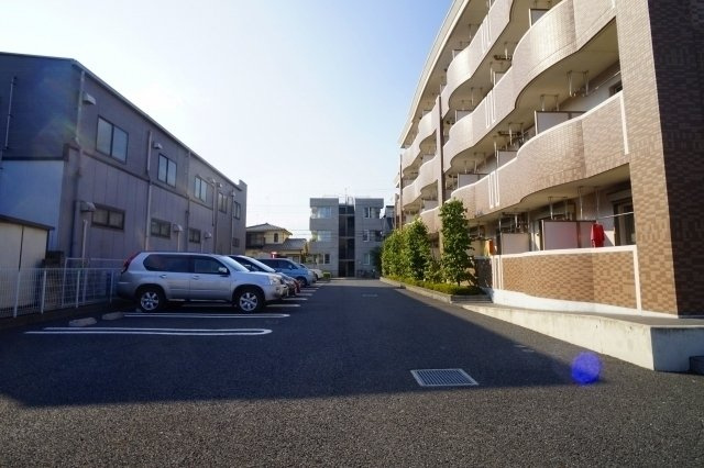ジェルメ　東所沢の駐車場|車をお持ちの方に嬉しい駐車場付きの物件です