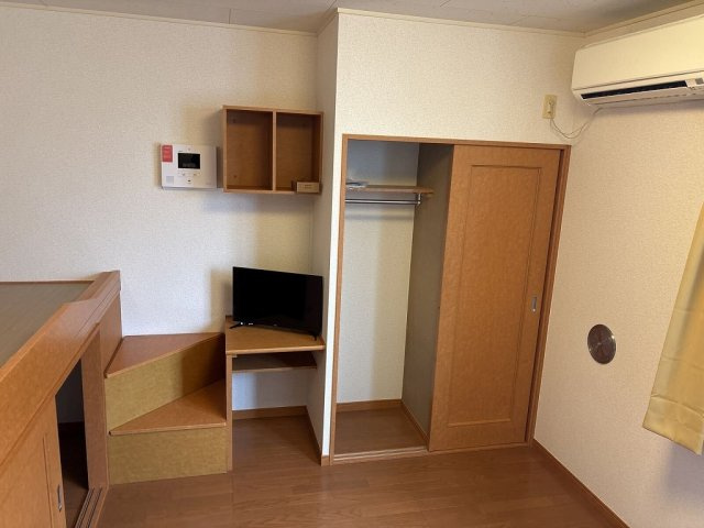 レオパレスエヌ　ファミールの居間・リビング|こちらのリビングで趣味の時間をお楽しみください