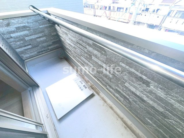 尼崎市立花町２丁目のアパートのバルコニー