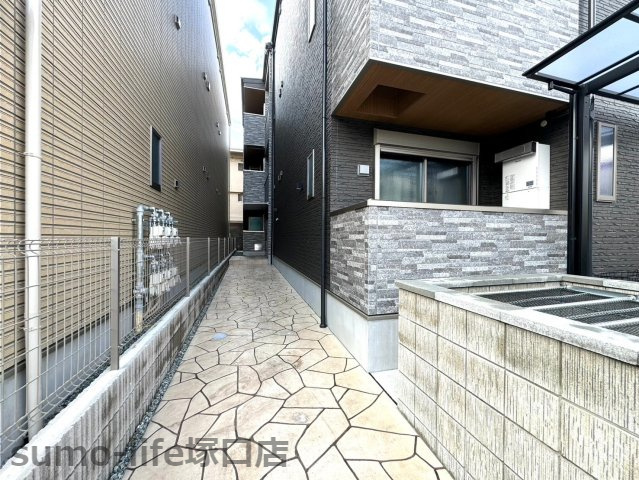 尼崎市立花町２丁目のアパートのエントランス
