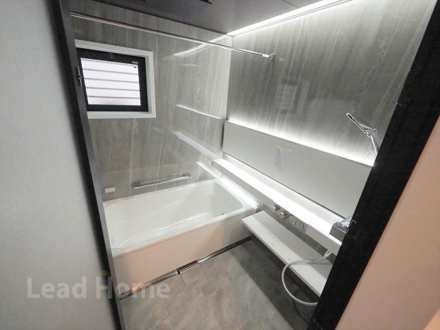 【外観】 | 目黒区下目黒2丁目 | 周辺環境になじむ落ち着いた装いの建物外観です！前面道路は交通量が少なく落ち着いた雰囲気のため、小さなお子様がいるご家庭や車の出し入れを行う際も安心してご利用いただくことができる環境です♪
