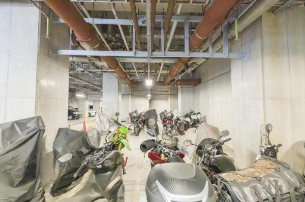 駐輪場は月額300円、バイク置き場は月額3,000円です。