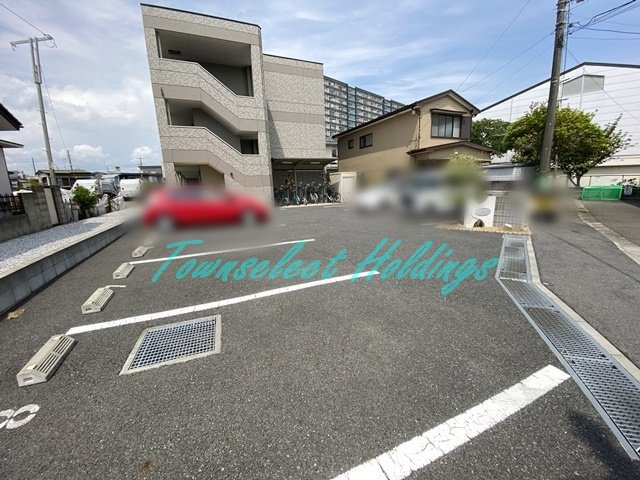 茅ヶ崎市十間坂３丁目の賃貸マンションの駐車場