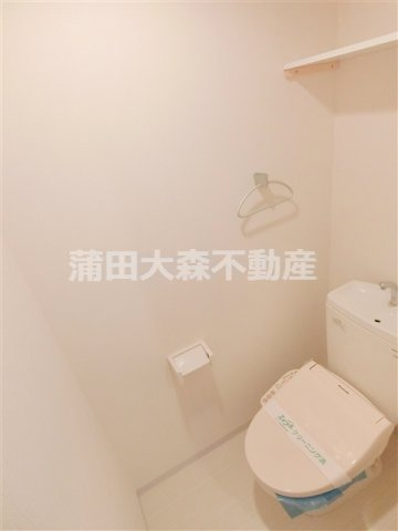 カーサ　ビオラのトイレ|棚と温水洗浄便座付きのトイレ