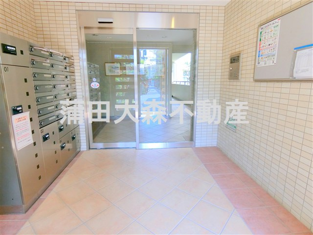 カーサ　ビオラのエントランス|宅配BOXのあるエントランス