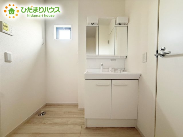 ひたちなか市東石川1期　新築戸建の独立洗面台|三面鏡の大きな鏡は憧れます(^^♪ 鏡の後ろは収納となっていて、細かいものでも収納できるのでスッキリと整理できます！