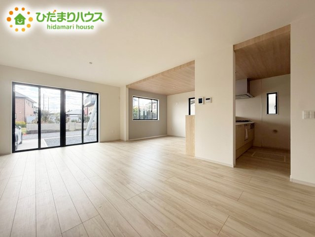ひたちなか市東石川1期　新築戸建の居間・リビング|たっぷりの陽光と心地よい風が舞い込む住まい♪