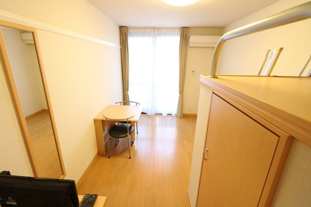 レオパレストライズの居間・リビング