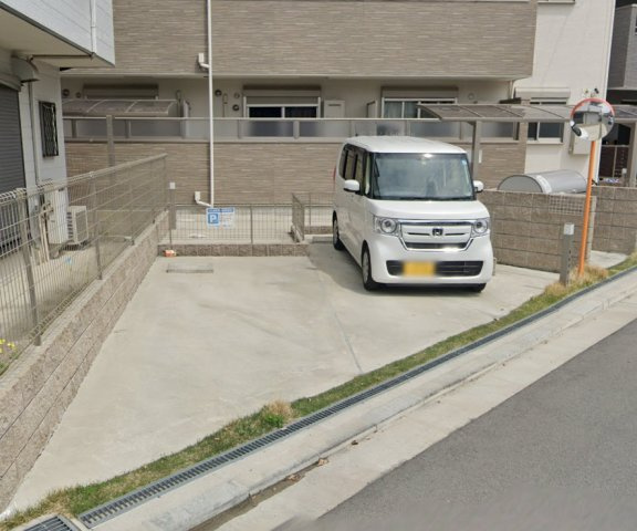 クリエオーレ鳥飼野々の駐車場