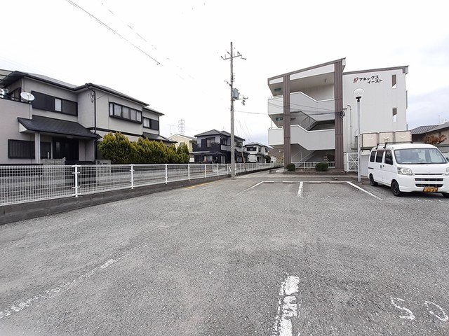 アネックスイーストの駐車場