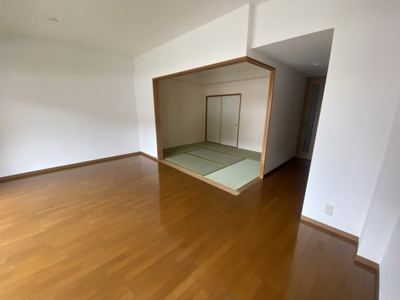【居間・リビング】 | パティオタワー大宮 | こちらの居間で趣味の時間をお楽しみください