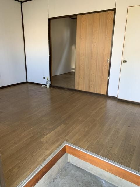 平作アパートの玄関