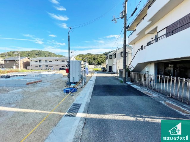 洲本市桑間　第1期　新築一戸建ての前面道路含む現地写真|周辺は落ち着いた街並みの住宅地！子育てがしやすい住環境です！まだ未完成ですが、現地でしかわからない事もございます。是非一度ご覧ください。