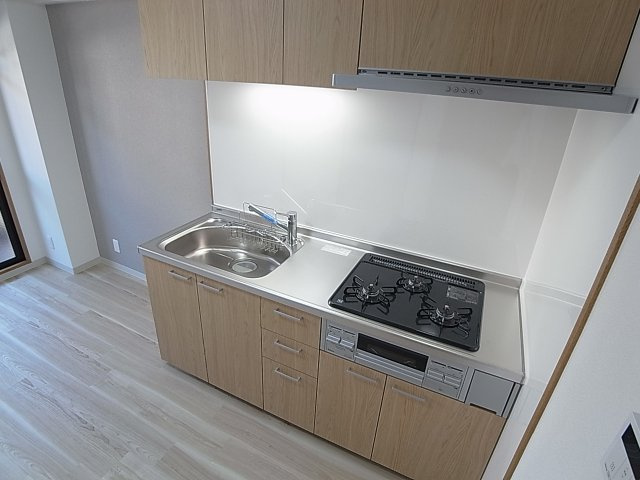 KUSABAマンションのキッチン|システムキッチン、3口ガスコンログリル付き