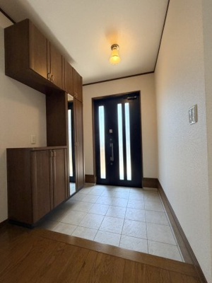 【玄関】 | 片倉町戸建 | 収納力のある大型のシューズボックス付玄関