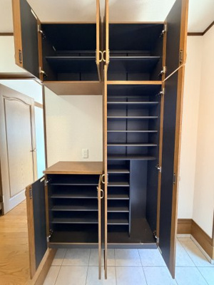 【玄関】 | 片倉町戸建 | 大型のシューズボックス