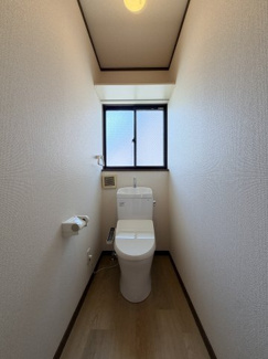 【トイレ】 | 片倉町戸建 | トイレは２ヵ所とも窓付！