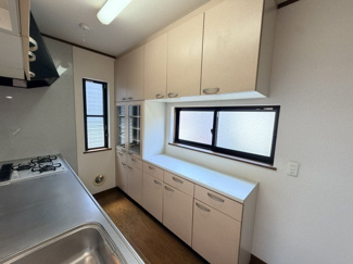 【キッチン】 | 片倉町戸建 | キッチンには、勝手の良い収納＋作業スペースもあり