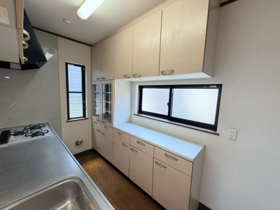 【キッチン】 | 片倉町戸建 | キッチンには、勝手の良い収納＋作業スペースもあり