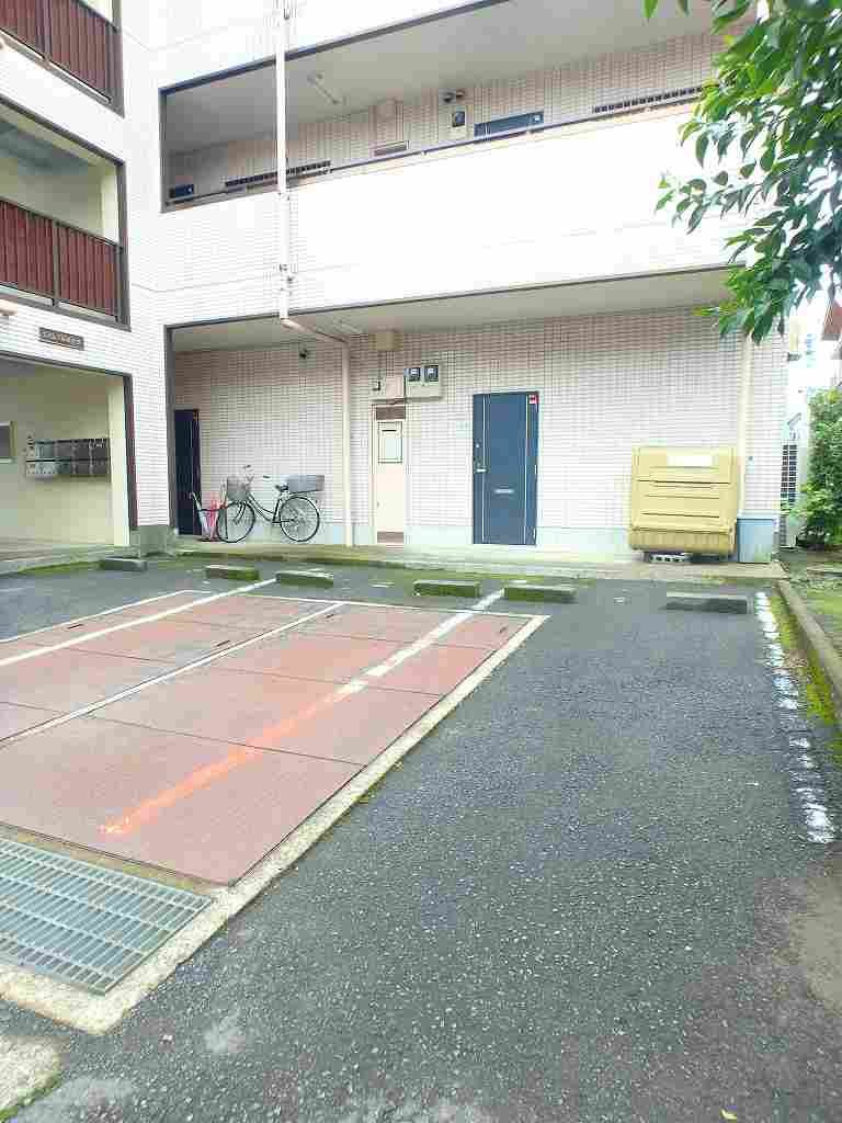 海老名市東柏ケ谷３丁目の賃貸マンションの駐車場