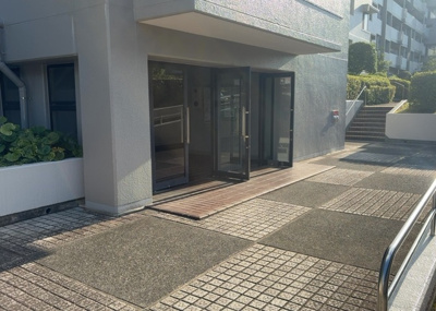 【エントランス】 | グリーンコープ南大沢５号棟 | マンションの入り口となるエントランス部分です。日勤管理が行われており、共用部の掃除や手入れが行き届いています。築年数を感じさせない清潔感があり、住まう方を温かく迎える落ち着いたアプローチです。