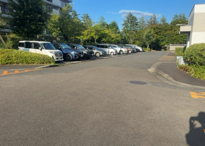 【駐車場】 | グリーンコープ南大沢５号棟 | 敷地内には月額6,500円でご利用いただける平面駐車場が整備されています。お車の出し入れもしやすい平置きタイプとなっております。空き状況や車両サイズの適合につきましては事前に担当までお問い合わせ下さい