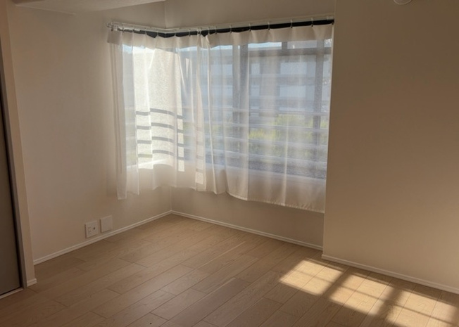 【子供部屋】 | グリーンコープ南大沢５号棟 | 約6.2帖の洋室は子供部屋にもぴったりなサイズ感です。収納クローゼットが配置されており、おもちゃや学習用品もスッキリ整理できます。通学区域の柏木小学校まで徒歩5分と近く、お子様の通学も安心です。