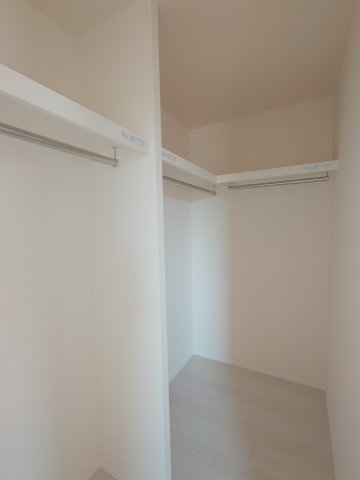リーブルガーデン高松市円座町第九◇みらいエコ住宅2026事業補助金対象の長期優良住宅の収納|１号棟ウォークインクローゼット
収納場所が一つにまとまっていることで、物の管理がしやすくなり、片付けやすくなる便利なウォークインクローゼット付きのお家です(*^^)v