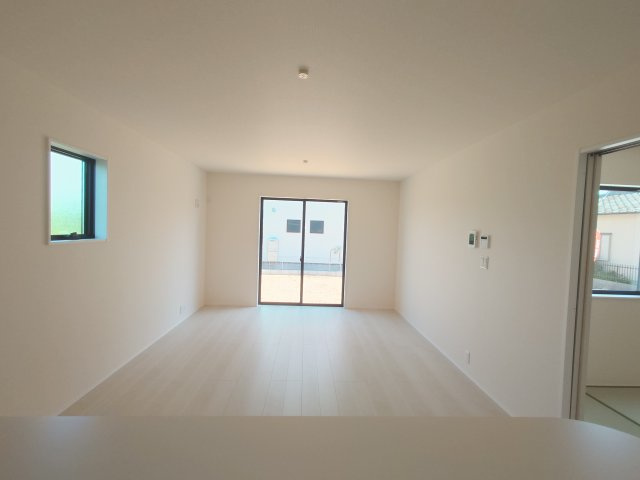 リーブルガーデン高松市円座町第九◇みらいエコ住宅2026事業補助金対象の長期優良住宅の居間・リビング|１号棟リビング
お子様の巣立ちや老後など、ライフスタイルの変化に対応しやすい広くて陽当りのいいリビングです。
家族構成の変化に合わせて最適なレイアウトをつくることが可能です。
