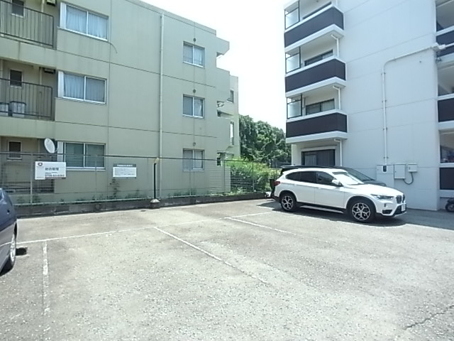 パープルツィン園田の駐車場