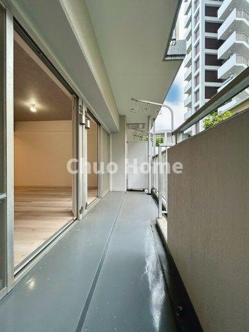 メゾンエクレーレ南千住のバルコニー|【バルコニー】幅もあって、奥行きもあるゆとりのバルコニー。洗濯物を干したり乾かしたりだけでなく、ただ出てみるだけでも気持ちいいですよ。