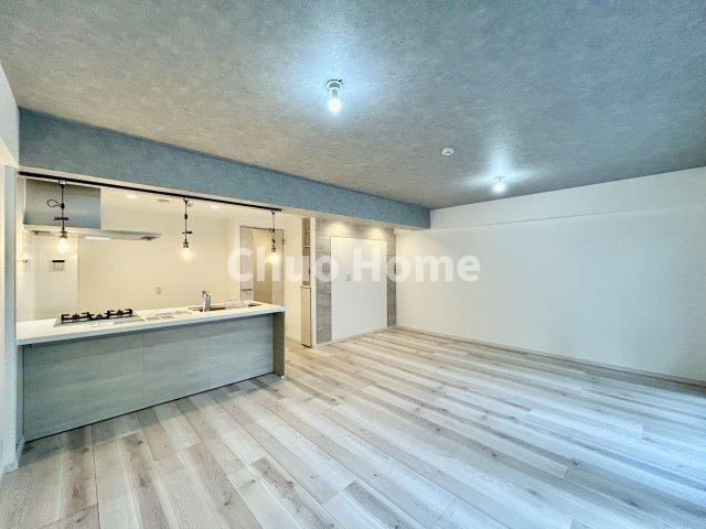 メゾンエクレーレ南千住のダイニング|【ダイニング】忙しい朝でも、しっかり家族が揃って食事をして頂けるゆとりある大きさのダイニングスペース。奥様が作る手料理をカウンター越しに受けとって頂き、テーブルで囲む素敵な時間を存分に愉しんで下さい。