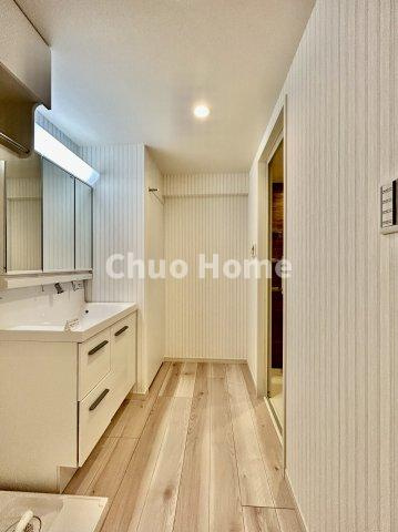 メゾンエクレーレ南千住の脱衣所|【洗面所】明るい洗面所は朝をすっきりさせてくれる空間です。バタバタしている忙しい朝でも収納が多い洗面台では短い時間で効率良く支度ができます。